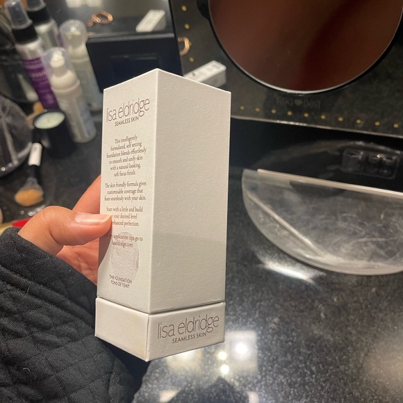 Lisa Eldridge seamless foundation shade 24 - Picture 2 of 8